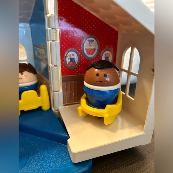 COPY - Vintage 80’s Little Tikes house with 5 little people - Picture 4 of 15